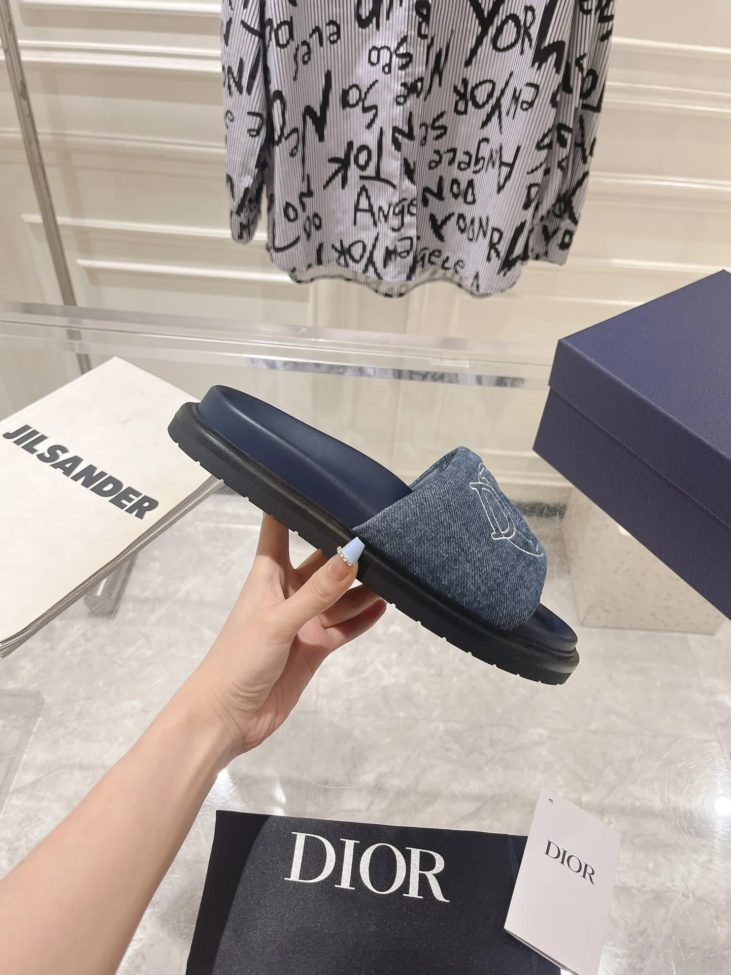 👟👟Ex-factory price 420👟👟 #Men's top version 𝐃𝐈𝐎𝐑# Dior's new men's summer slippers 🔥Purchase the original development Alias ​​sandals are new products in 2024. They are a leisurely and exquisite work. The upper is made of imported denim ➕ calfskin 🔥 Original molded rubber outsole provides the best comfort 🔥 ✔️Size: #38-46